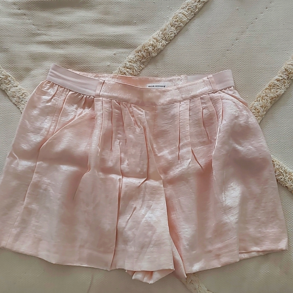 Club Monaco shorts. Wears like a skirt. 3.5" inseam